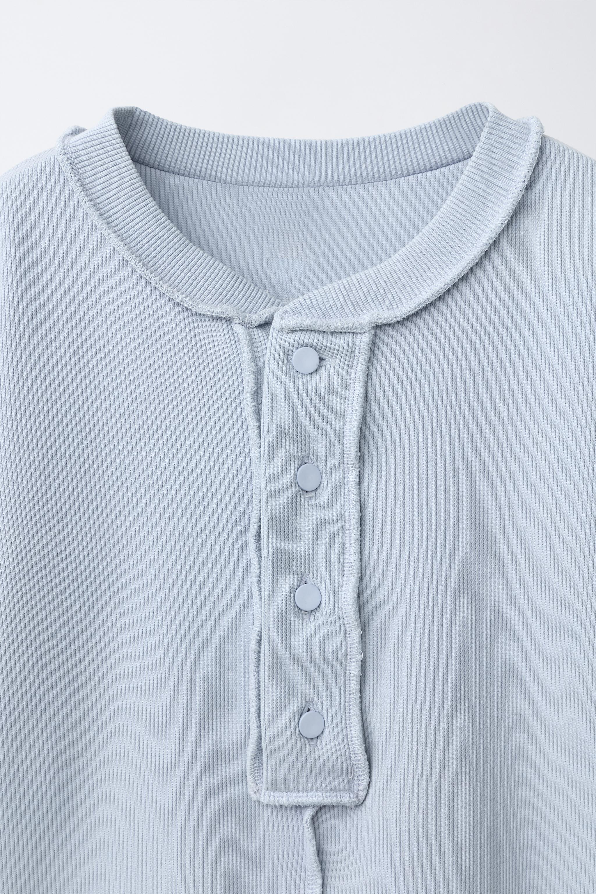 T-SHIRT SURJETÉ À BOUTONS